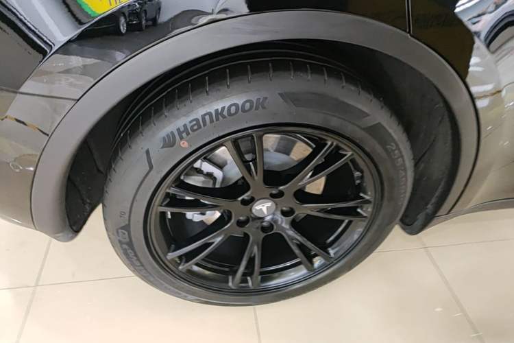 Used Tesla Model Y 2021 Standard Range Rear-Wheel Drive Version Right Rear Wheel Hub