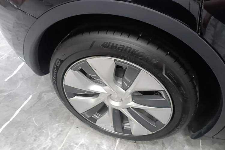 Used Tesla Model Y 2021 Standard Range Rear-Wheel Drive Version Right Rear Wheel Hub