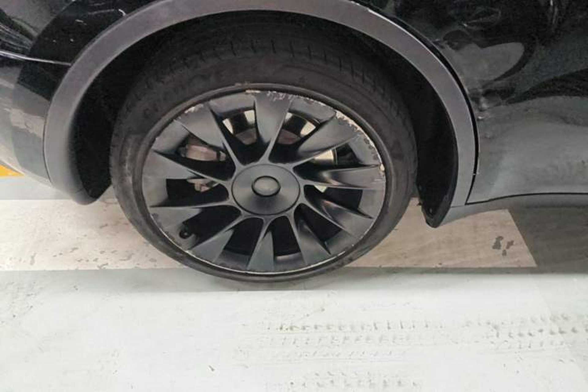 Used Tesla Model Y 2021 Standard Range Rear-Wheel Drive Version Right Rear Wheel Hub