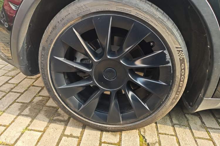 Used Tesla Model Y 2021 Standard Range Rear-Wheel Drive Version Right Rear Wheel Hub