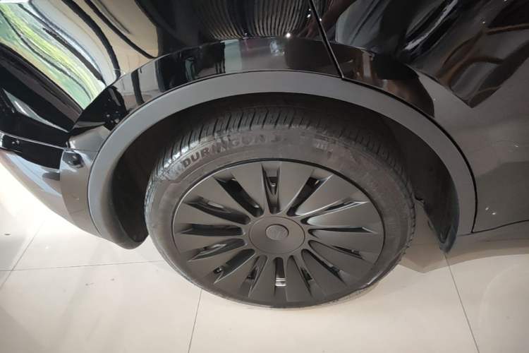 Used Tesla Model Y 2021 Standard Range Rear-Wheel Drive Version Right Rear Wheel Hub