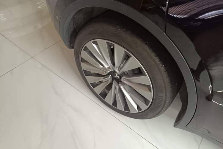Used Tesla Model Y 2021 Long-Range All-Wheel-Drive Version 3D7 Right Rear Wheel Hub