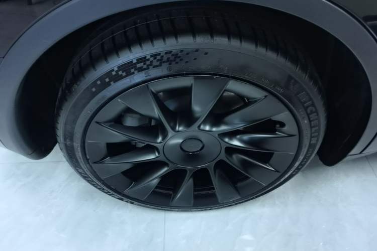 Used Tesla Model Y 2021 Standard Range Rear-Wheel Drive Version Right Rear Wheel Hub