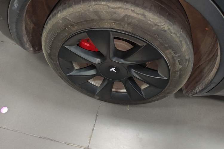 Used Tesla Model Y 2021 Long-Range All-Wheel-Drive Version 3D7 Right Rear Wheel Hub