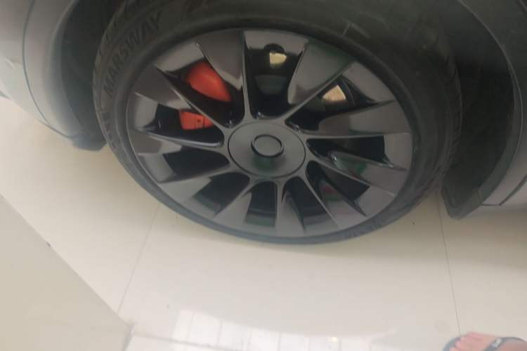 Used Tesla Model Y 2021 Standard Range Rear-Wheel Drive Version Right Rear Wheel Hub