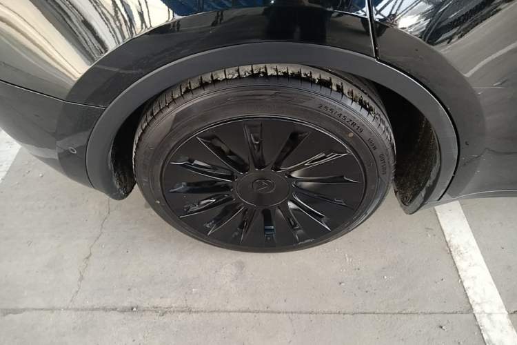 Used Tesla Model Y 2021 Standard Range Rear-Wheel Drive Version Right Rear Wheel Hub