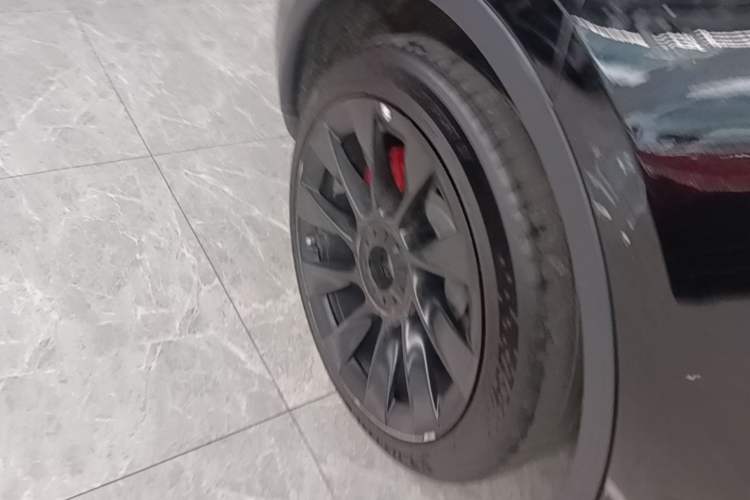 Used Tesla Model Y 2021 Long-Range All-Wheel-Drive Version 3D7 Right Rear Wheel Hub