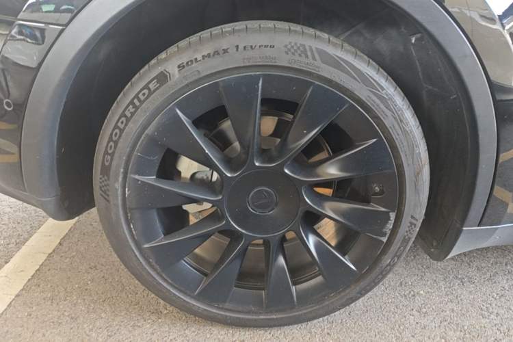 Used Tesla Model Y 2021 Standard Range Rear-Wheel Drive Version Right Rear Wheel Hub