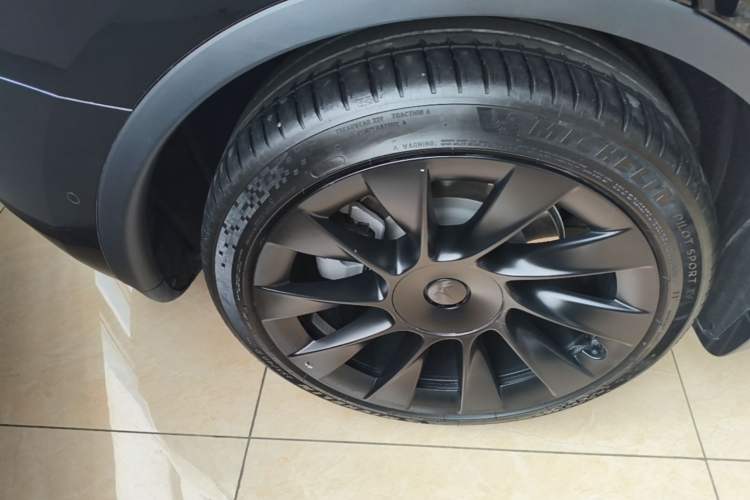 Used Tesla Model Y 2021 Standard Range Rear-Wheel Drive Version Right Rear Wheel Hub