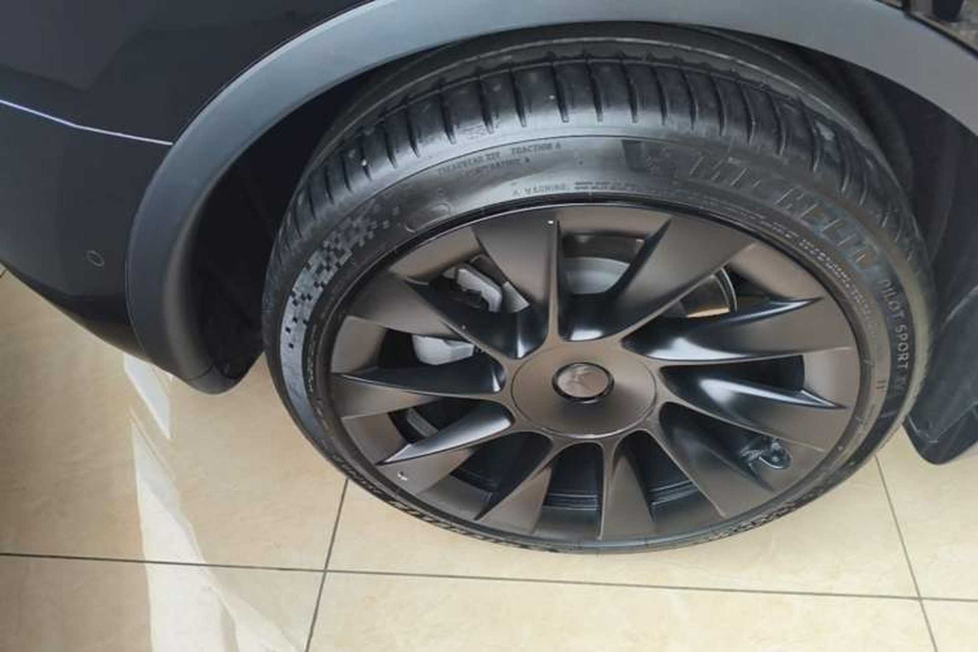 Used Tesla Model Y 2021 Standard Range Rear-Wheel Drive Version Right Rear Wheel Hub