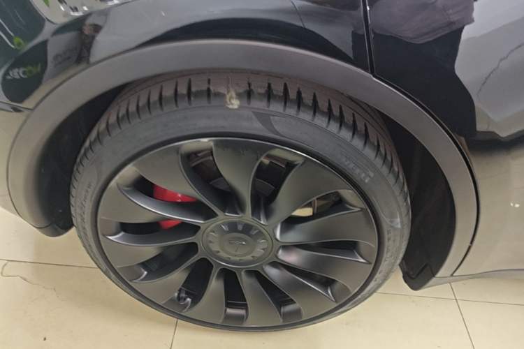 Used Tesla Model Y 2021 Performance High-Performance All-Wheel-Drive Version Right Rear Wheel Hub