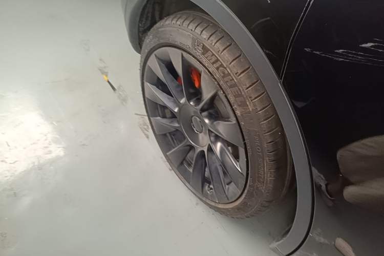 Used Tesla Model Y 2021 Standard Range Rear-Wheel Drive Version Right Rear Wheel Hub