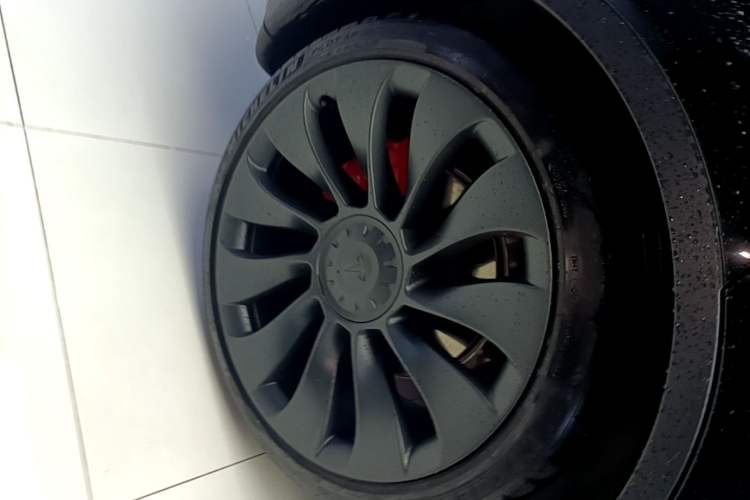 Used Tesla Model Y 2021 Performance High-Performance All-Wheel-Drive Version Right Rear Wheel Hub