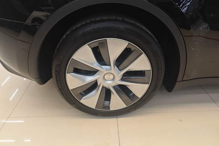 Used Tesla Model Y 2021 Standard Range Rear-Wheel Drive Version Right Rear Wheel Hub