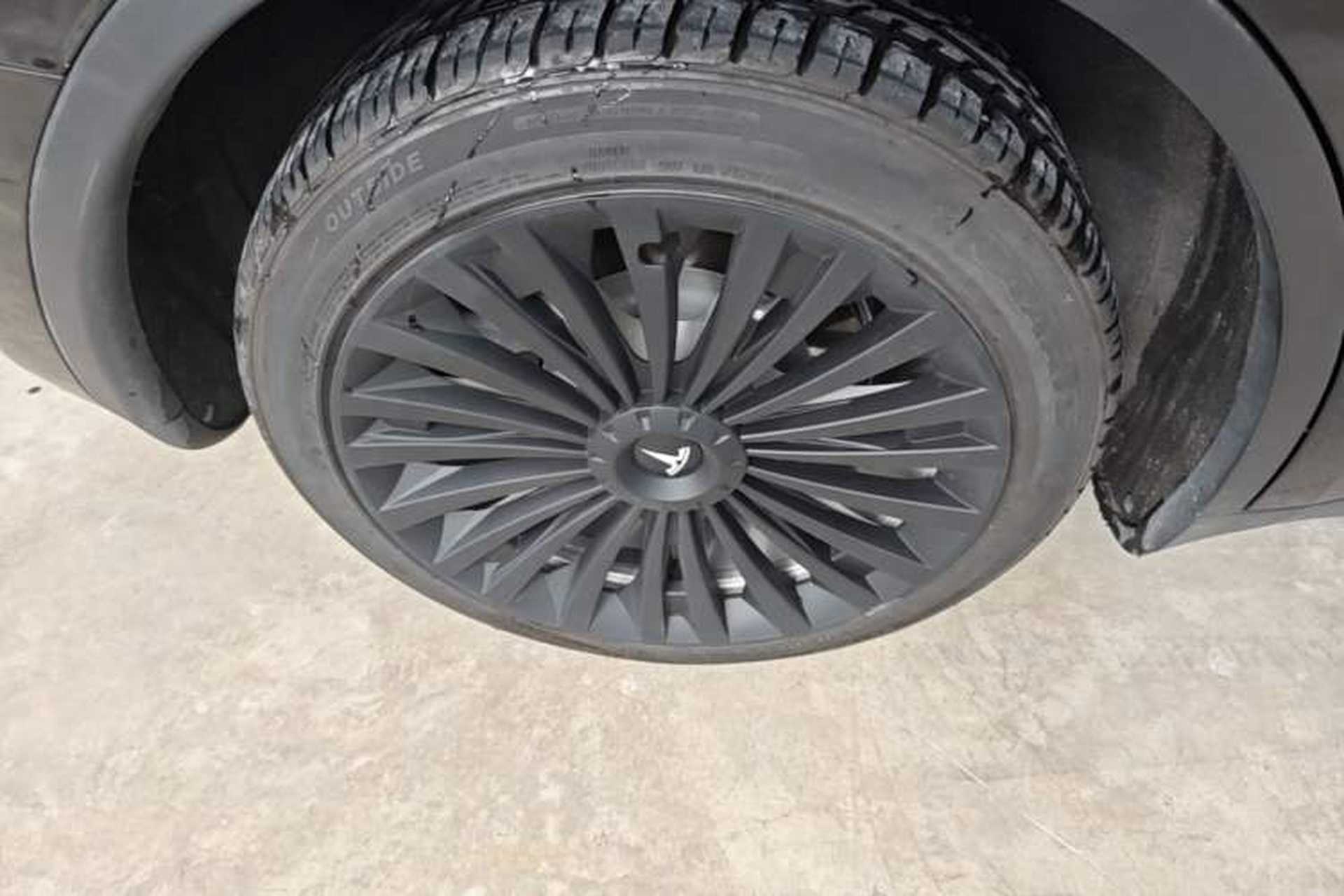 Used Tesla Model Y 2021 Standard Range Rear-Wheel Drive Version Right Rear Wheel Hub