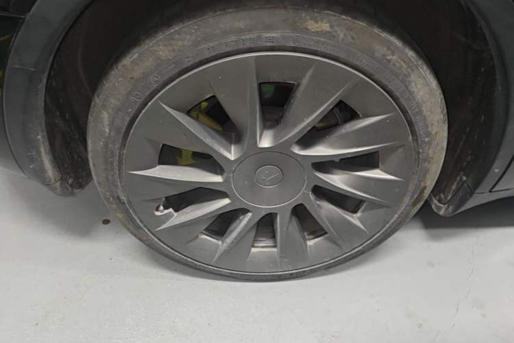 Used Tesla Model Y 2021 Long-Range All-Wheel-Drive Version 3D7 Right Rear Wheel Hub