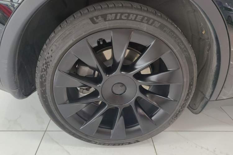 Used Tesla Model Y 2021 Standard Range Rear-Wheel Drive Version Right Rear Wheel Hub