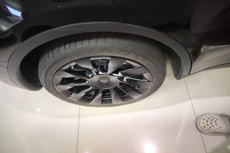 Used Tesla Model Y 2021 Standard Range Rear-Wheel Drive Version Right Rear Wheel Hub