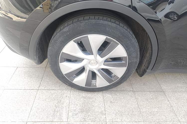 Used Tesla Model Y 2021 Standard Range Rear-Wheel Drive Version Right Rear Wheel Hub