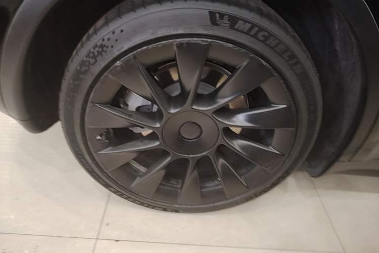 Used Tesla Model Y 2021 Standard Range Rear-Wheel Drive Version Right Rear Wheel Hub