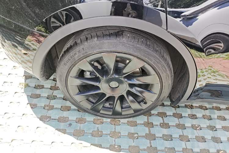 Used Tesla Model Y 2021 Standard Range Rear-Wheel Drive Version Right Rear Wheel Hub