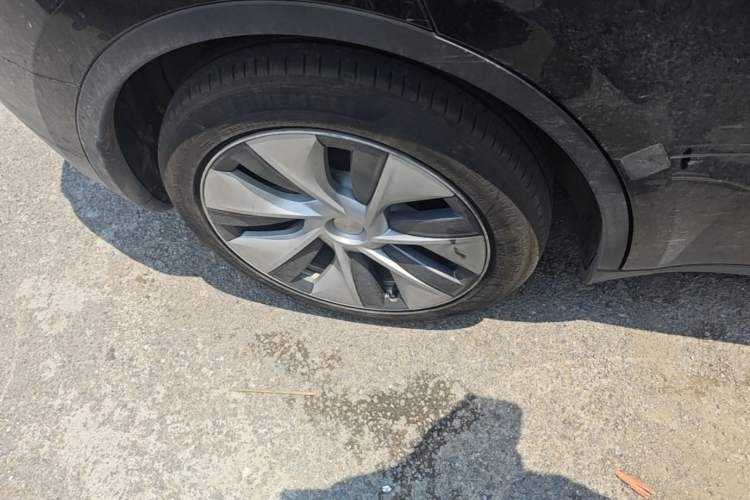 Used Tesla Model Y 2021 Standard Range Rear-Wheel Drive Version Right Rear Wheel Hub