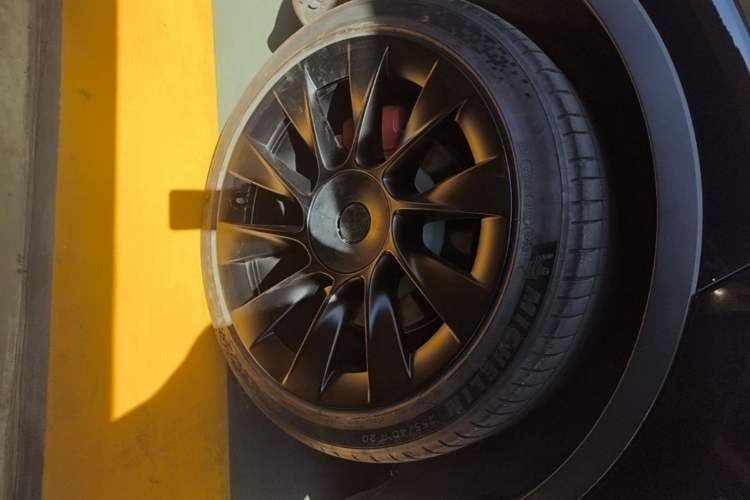 Used Tesla Model Y 2021 Standard Range Rear-Wheel Drive Version Right Rear Wheel Hub
