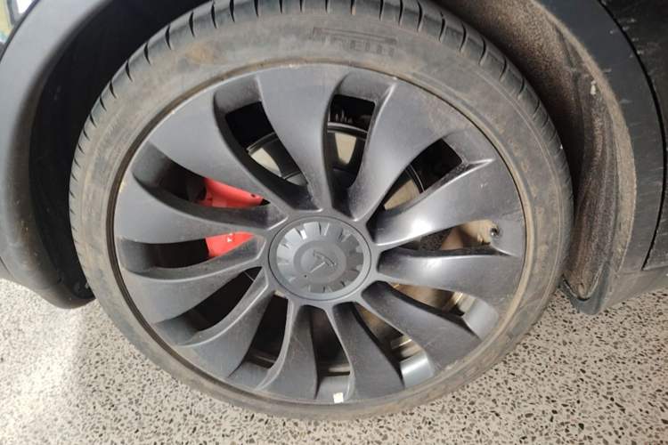 Used Tesla Model Y 2021 Performance High-Performance All-Wheel-Drive Version Right Rear Wheel Hub