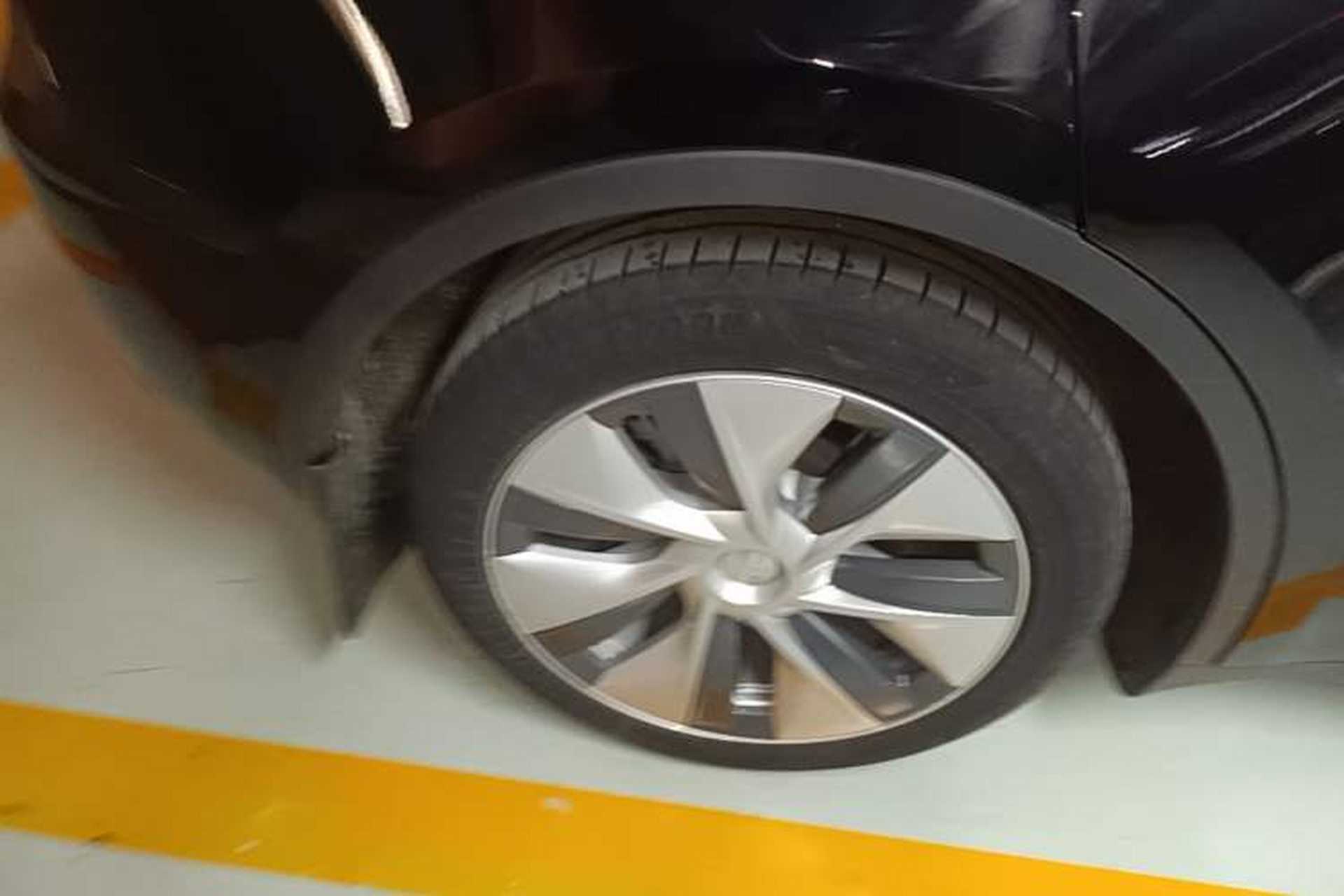 Used Tesla Model Y 2021 Standard Range Rear-Wheel Drive Version Right Rear Wheel Hub