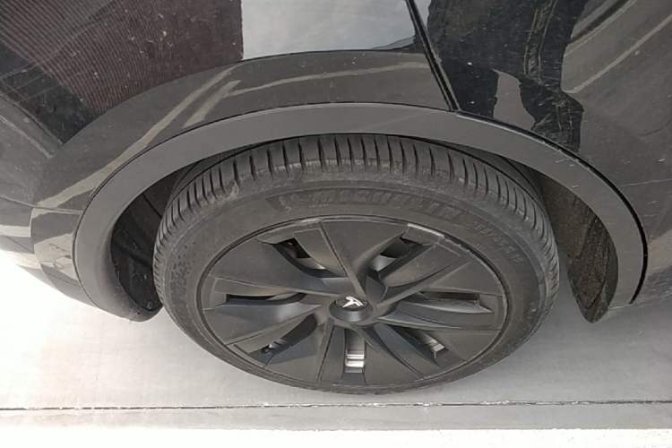 Used Tesla Model Y 2021 Standard Range Rear-Wheel Drive Version Right Rear Wheel Hub