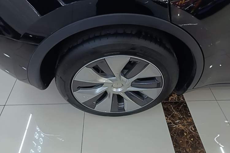 Used Tesla Model Y 2021 Standard Range Rear-Wheel Drive Version Right Rear Wheel Hub