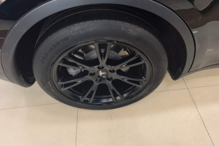 Used Tesla Model Y 2021 Standard Range Rear-Wheel Drive Version Right Rear Wheel Hub