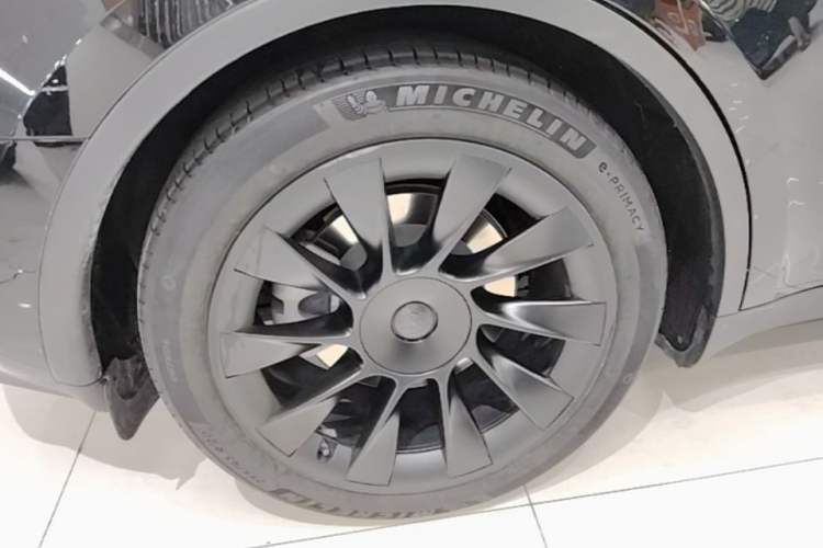 Used Tesla Model Y 2021 Standard Range Rear-Wheel Drive Version Right Rear Wheel Hub