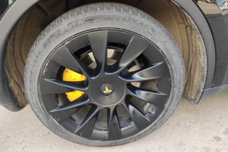 Used Tesla Model Y 2021 Standard Range Rear-Wheel Drive Version Right Rear Wheel Hub