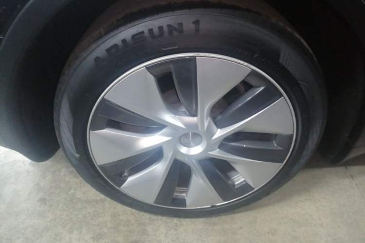 Used Tesla Model Y 2021 Standard Range Rear-Wheel Drive Version Right Rear Wheel Hub