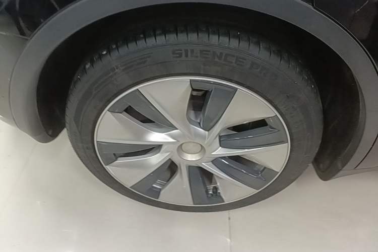 Used Tesla Model Y 2021 Long-Range All-Wheel-Drive Version Right Rear Wheel Hub