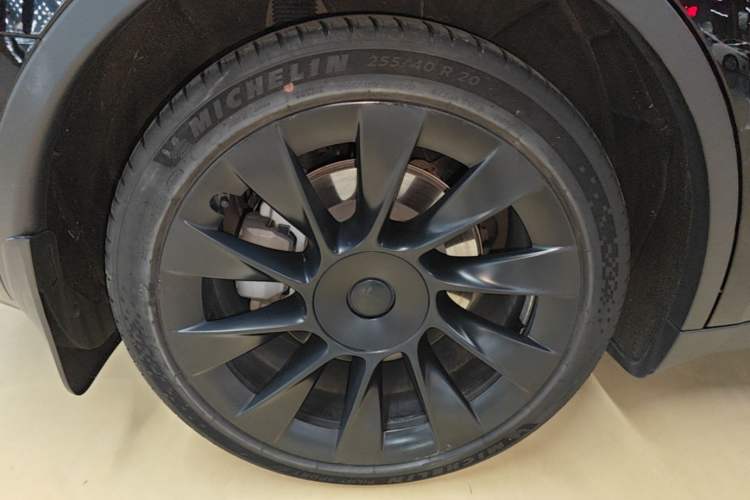 Used Tesla Model Y 2021 Standard Range Rear-Wheel Drive Version Right Rear Wheel Hub