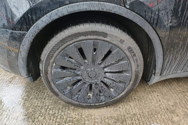 Used Tesla Model Y 2021 Standard Range Rear-Wheel Drive Version Right Rear Wheel Hub