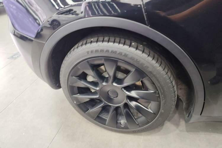 Used Tesla Model Y 2021 Standard Range Rear-Wheel Drive Version Right Rear Wheel Hub