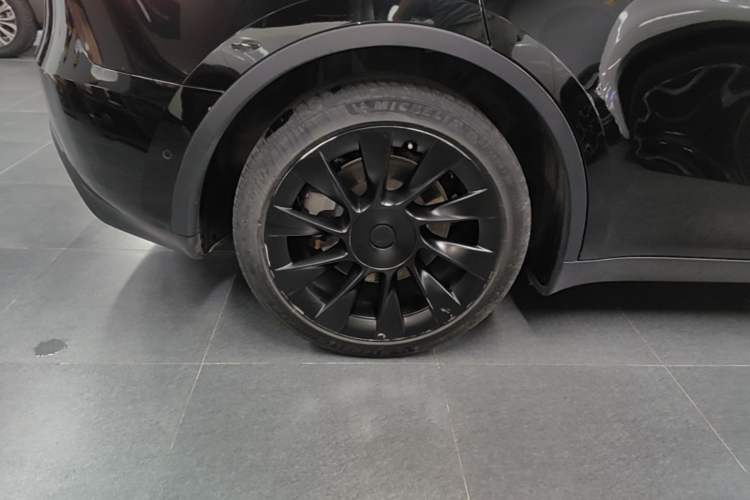 Used Tesla Model Y 2021 Standard Range Rear-Wheel Drive Version Right Rear Wheel Hub