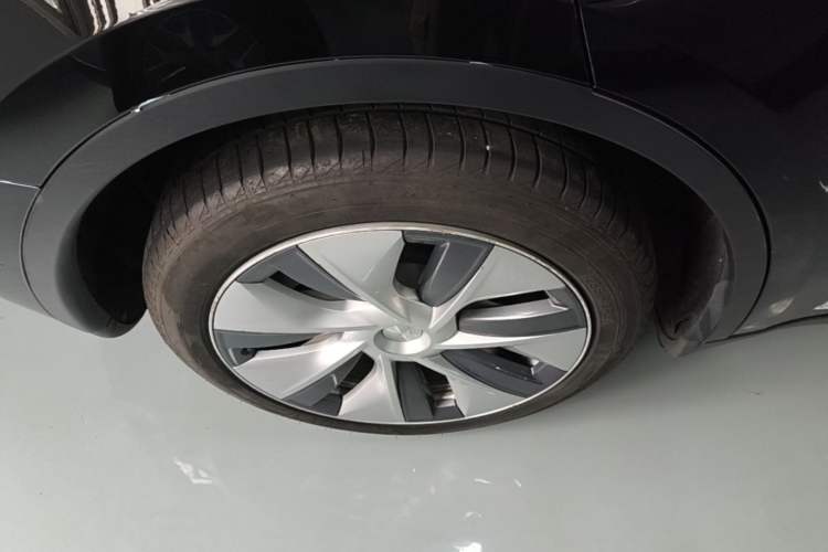 Used Tesla Model Y 2021 Standard Range Rear-Wheel Drive Version Right Rear Wheel Hub
