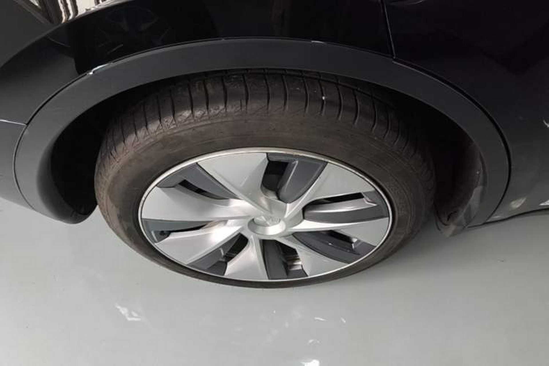 Used Tesla Model Y 2021 Standard Range Rear-Wheel Drive Version Right Rear Wheel Hub