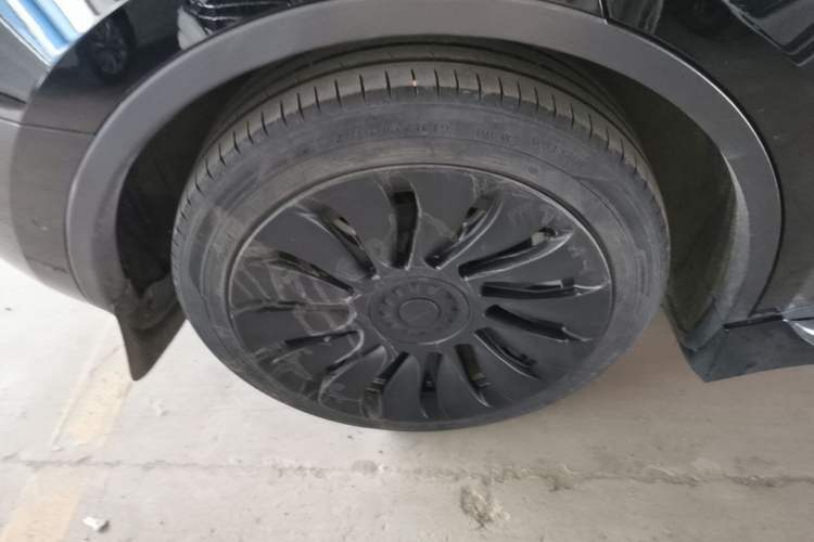 Used Tesla Model Y 2021 Standard Range Rear-Wheel Drive Version Right Rear Wheel Hub