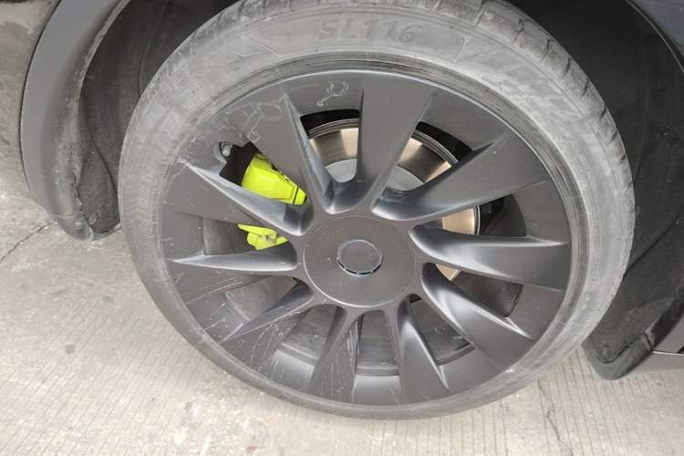 Used Tesla Model Y 2021 Standard Range Rear-Wheel Drive Version Right Rear Wheel Hub