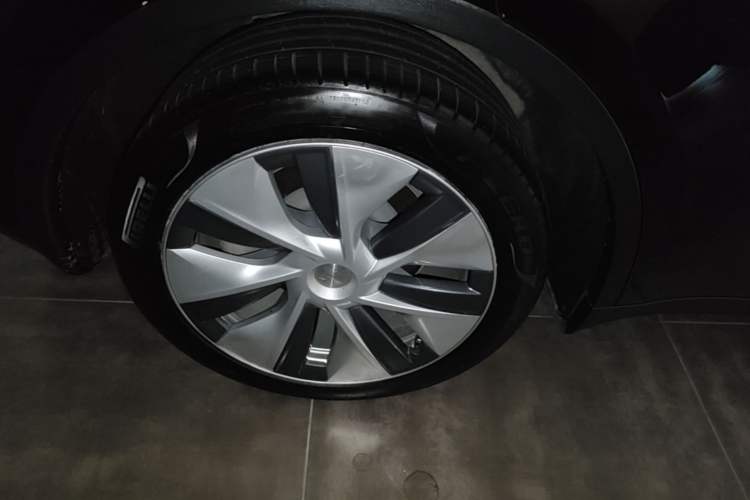 Used Tesla Model Y 2021 Standard Range Rear-Wheel Drive Version Right Rear Wheel Hub