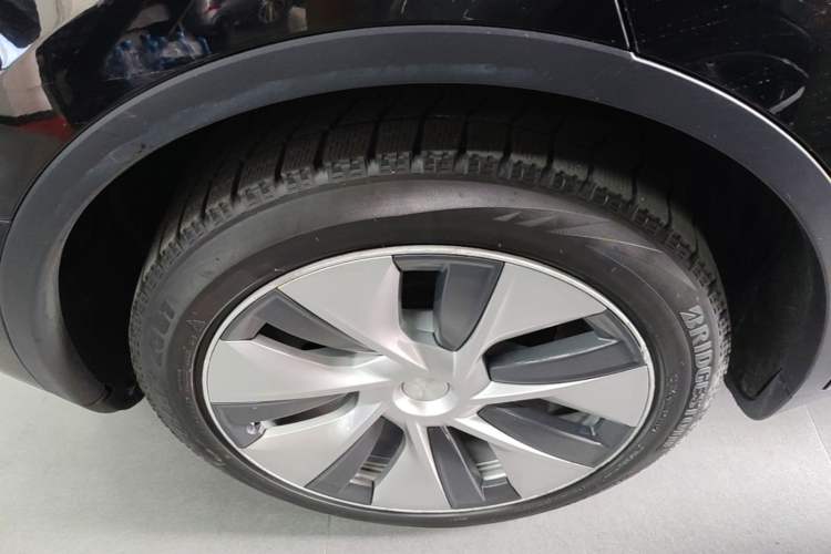Used Tesla Model Y 2021 Long-Range All-Wheel-Drive Version 3D7 Right Rear Wheel Hub