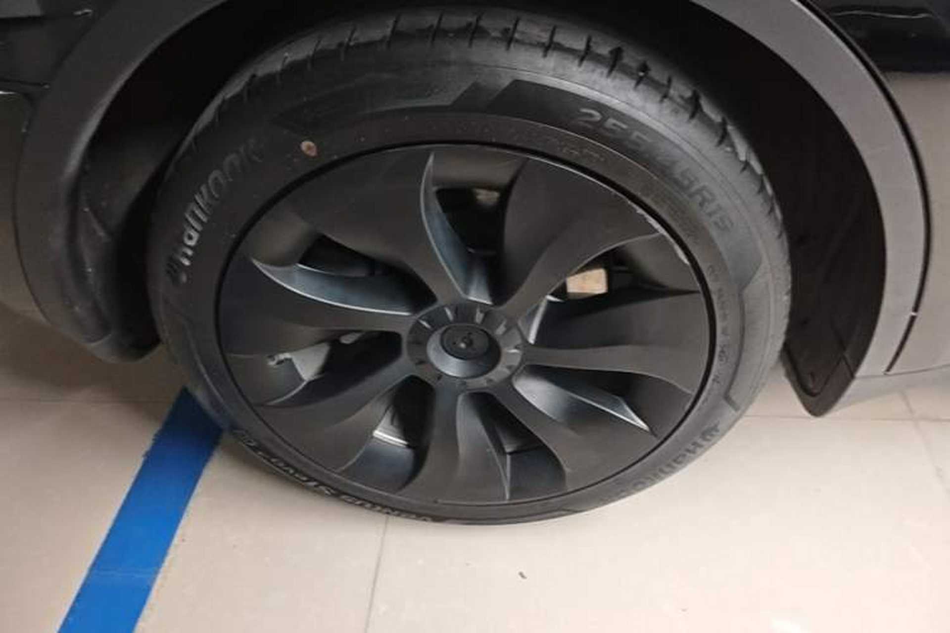 Used Tesla Model Y 2021 Standard Range Rear-Wheel Drive Version Right Rear Wheel Hub
