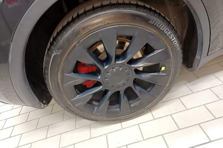 Used Tesla Model Y 2021 Long-Range All-Wheel-Drive Version Right Rear Wheel Hub