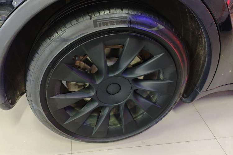 Used Tesla Model Y 2021 Standard Range Rear-Wheel Drive Version Right Rear Wheel Hub