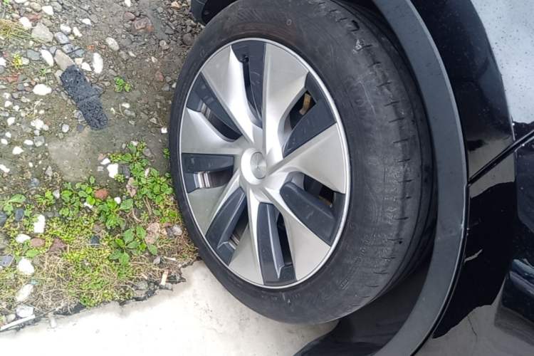 Used Tesla Model Y 2021 Long-Range All-Wheel-Drive Version 3D7 Right Rear Wheel Hub